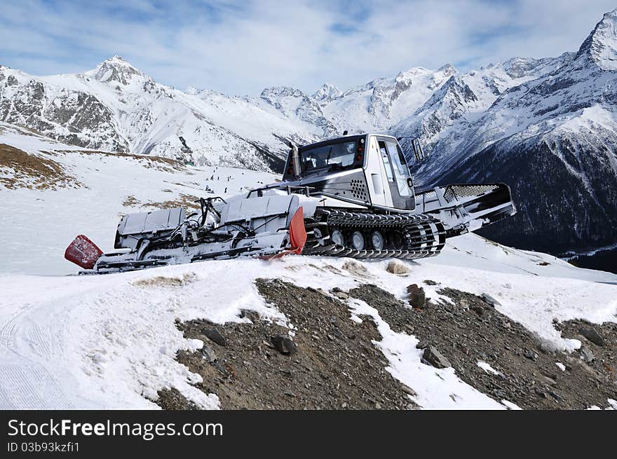 A snowcat is an enclosed-cab, truck sized, fully tracked vehicle designed to move on snow. Snowcats are often referred to as 'trail groomers' because of their use for grooming ski trails (pistes) or snowmobile trails. A snowcat is an enclosed-cab, truck sized, fully tracked vehicle designed to move on snow. Snowcats are often referred to as 'trail groomers' because of their use for grooming ski trails (pistes) or snowmobile trails.