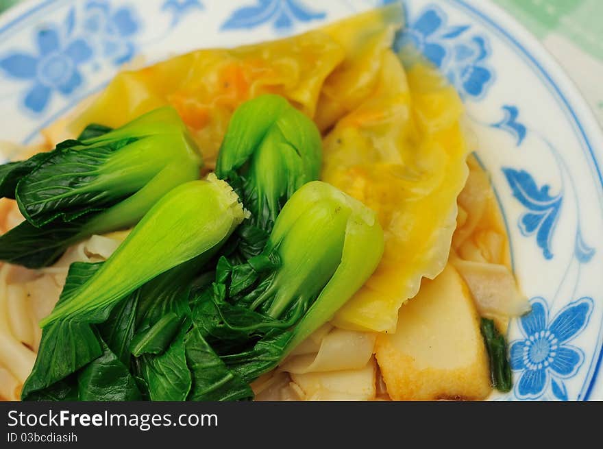 Steamed dumplings with leafy vegetables