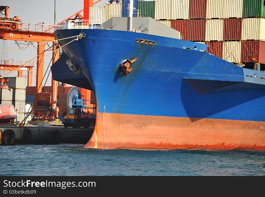 Details of a huge container terminal crane and freighter