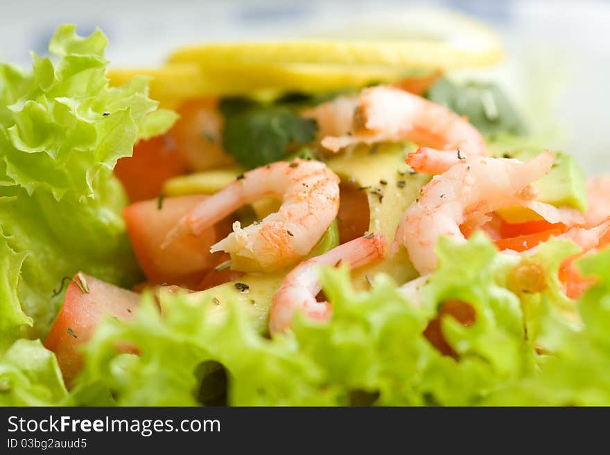 Salad with shrimps and avocado