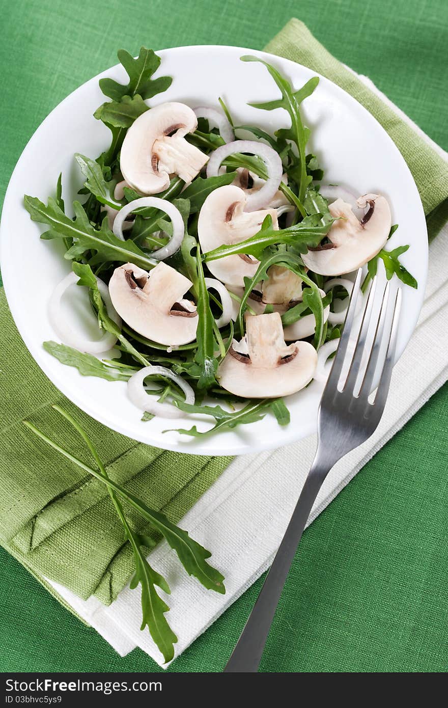 Salad with rucola and mushrooms