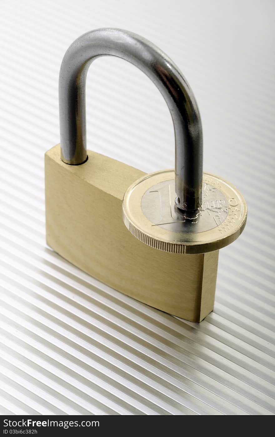 A one euro coin prevents the closure of a lock