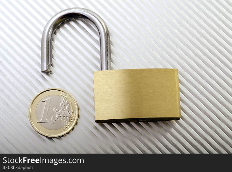 A one euro coin next to a padlock open