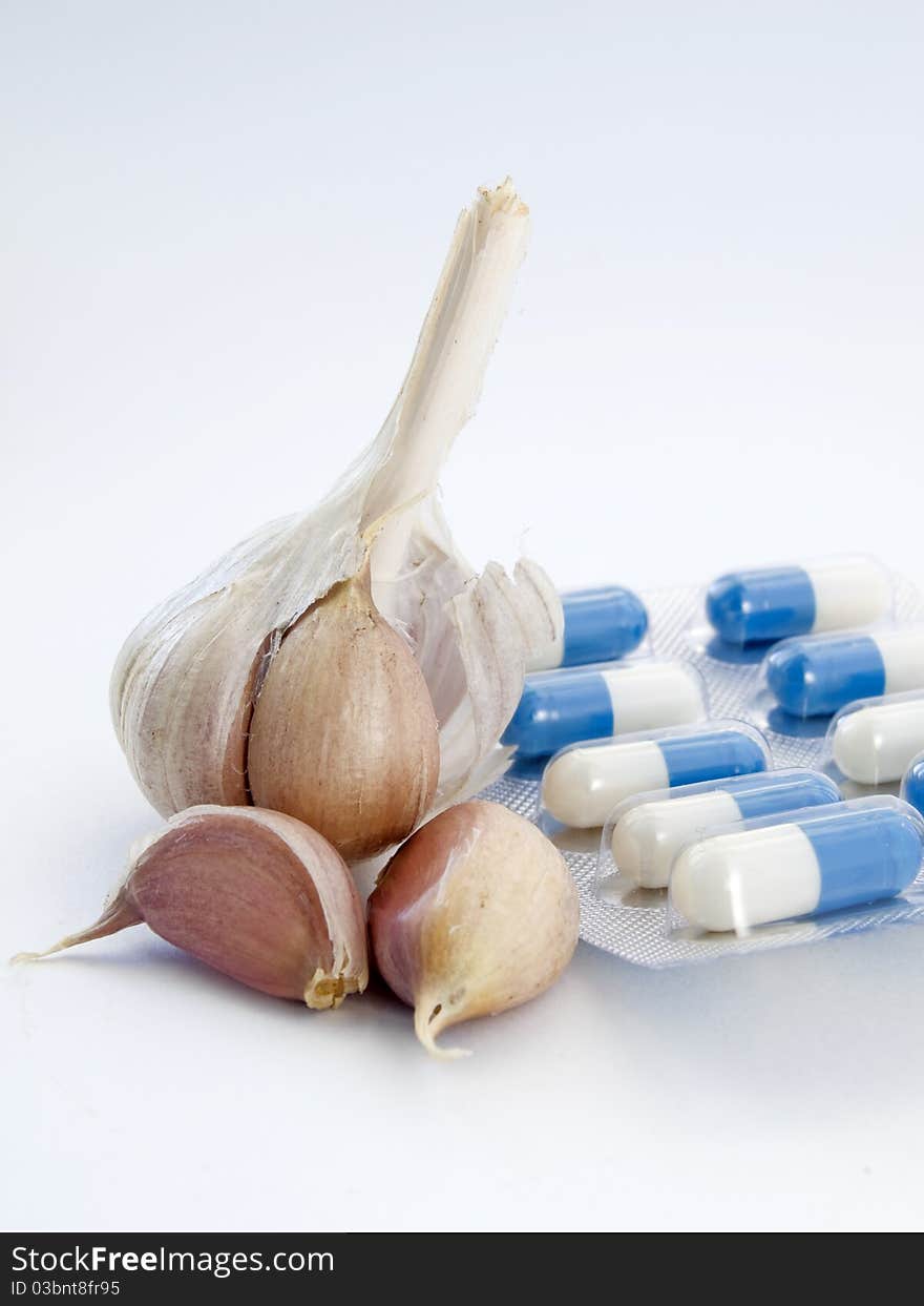 Head and the cloves of garlic with Packing of tablets. Head and the cloves of garlic with Packing of tablets