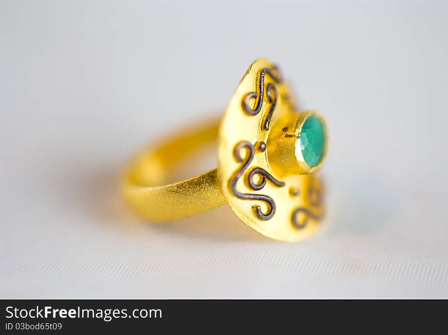 Vintage gold ring with an emerald