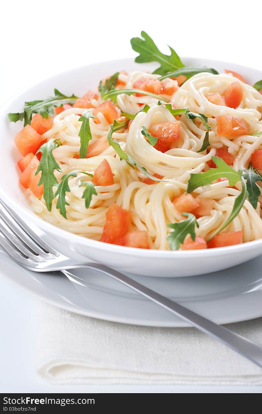 Pasta with tomato and rucola in bowl