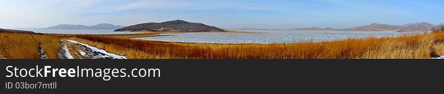 Panorama polusolenogo lake in winter.