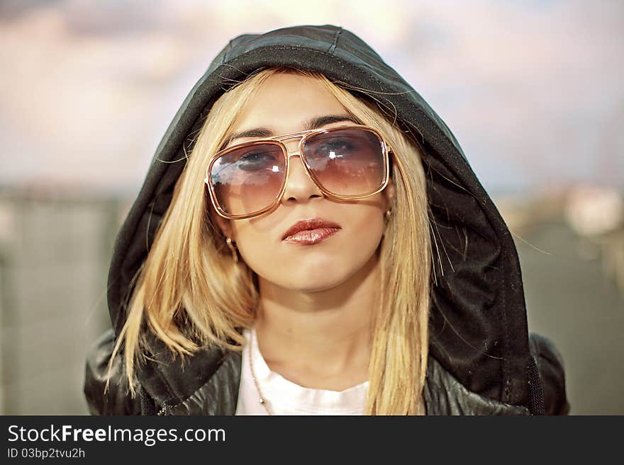 Fashion portrait of young beautiful girl in sunglasses