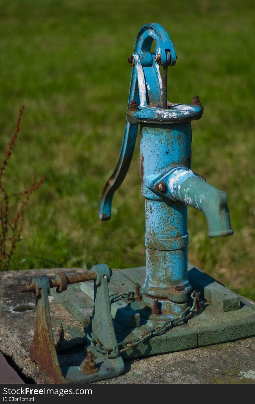 Free standing blue water pump