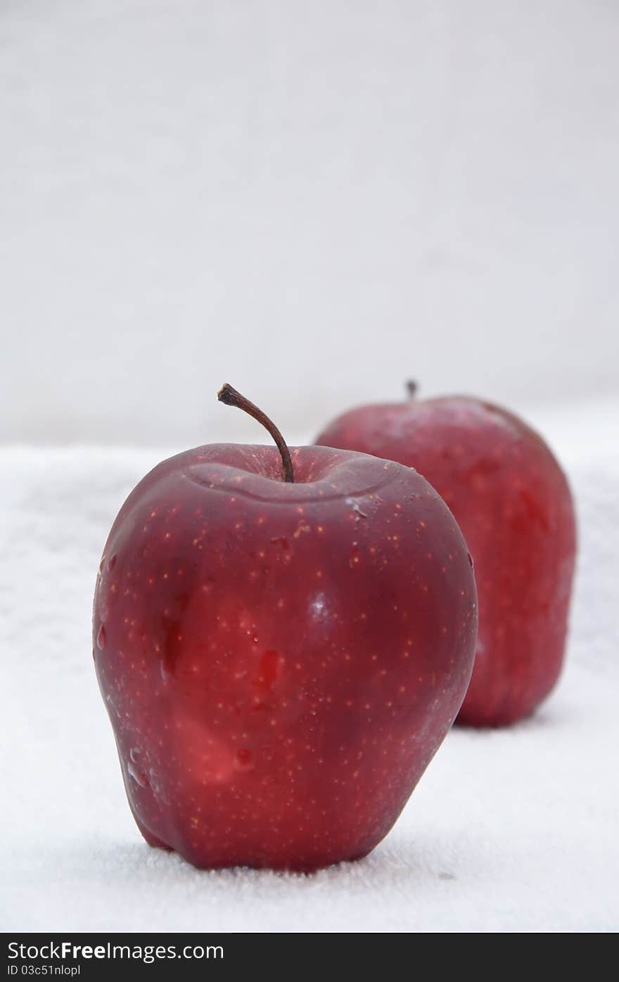 A hard round fruit that has red, light green, or yellow skin and is white inside:. A hard round fruit that has red, light green, or yellow skin and is white inside: