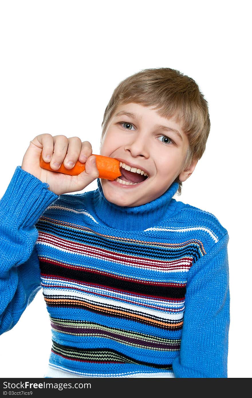 Teen eats carrots.