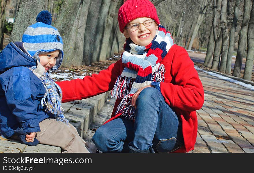 Lucky sister with her ​​brother for a walk in the Spring Park