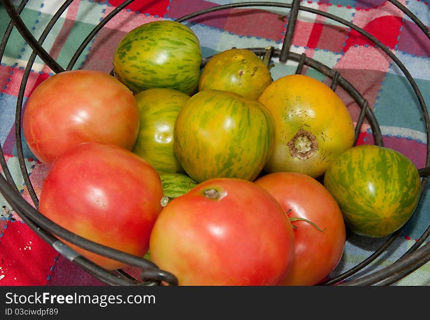 Heirloom green and red tomatoes