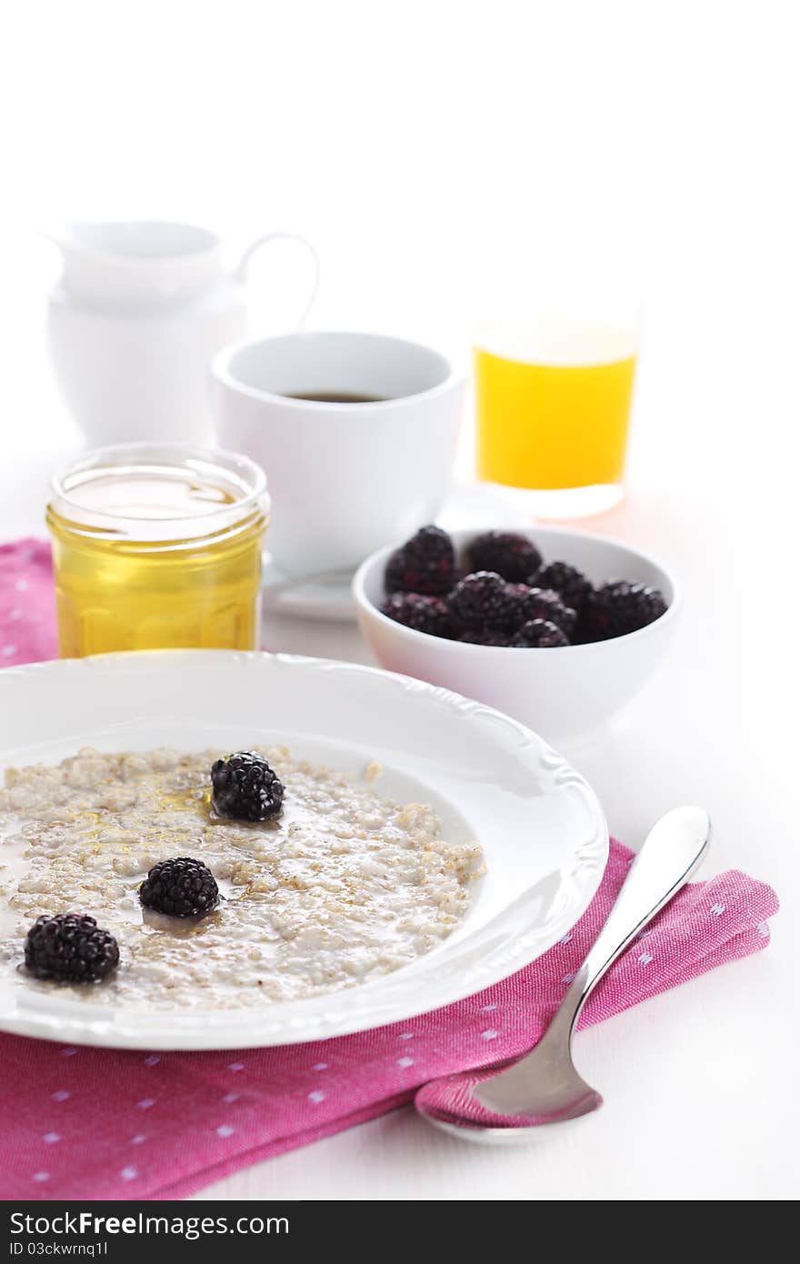 Oatmeal with honey and blackberry