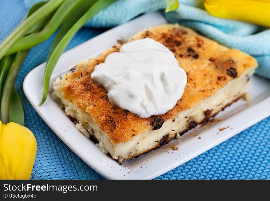 Cheesecake With Raisins, Sour Cream And Cinnamon