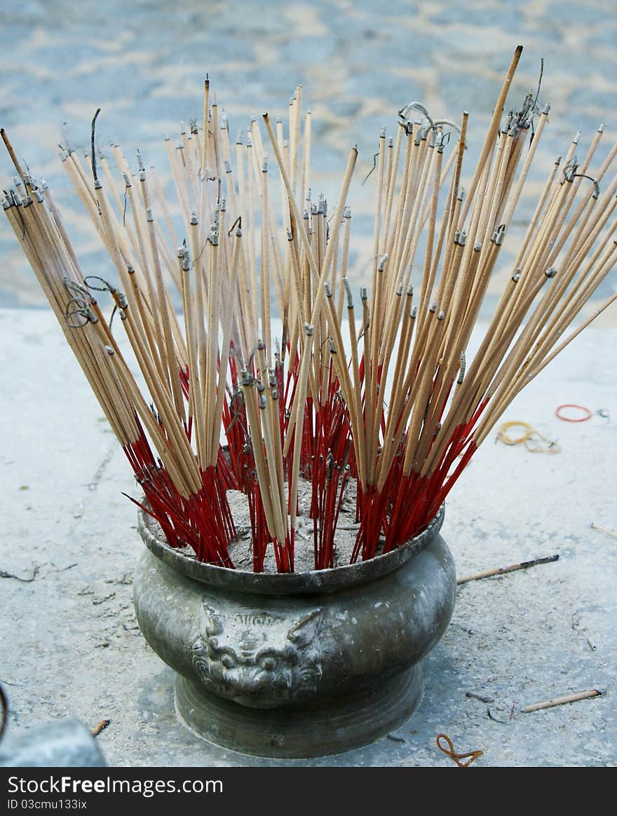 Incense furnace with smoking joss stick