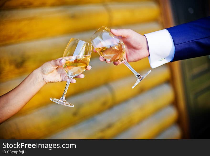 Glasses of the sparkling groom in hands