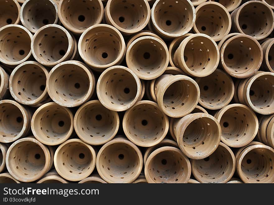 A dirty and use flower pots. A dirty and use flower pots