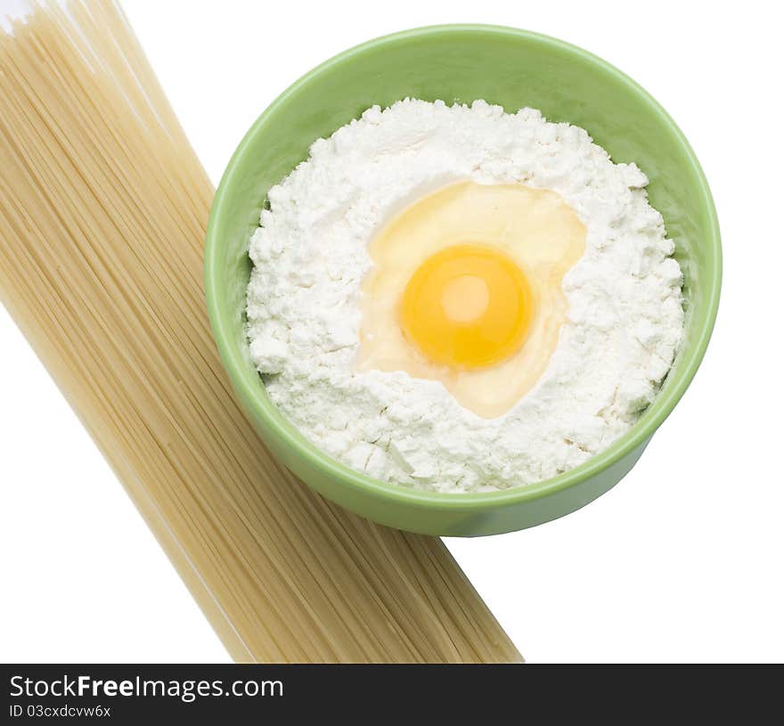 An egg is in a flour and fedelini