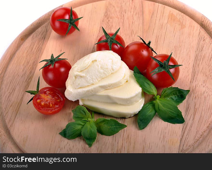 Mozzarella cherry tomatoes basil