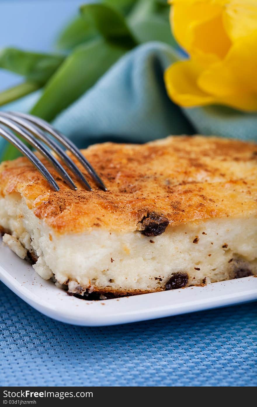 Baked cheesecake with raisins on a plate