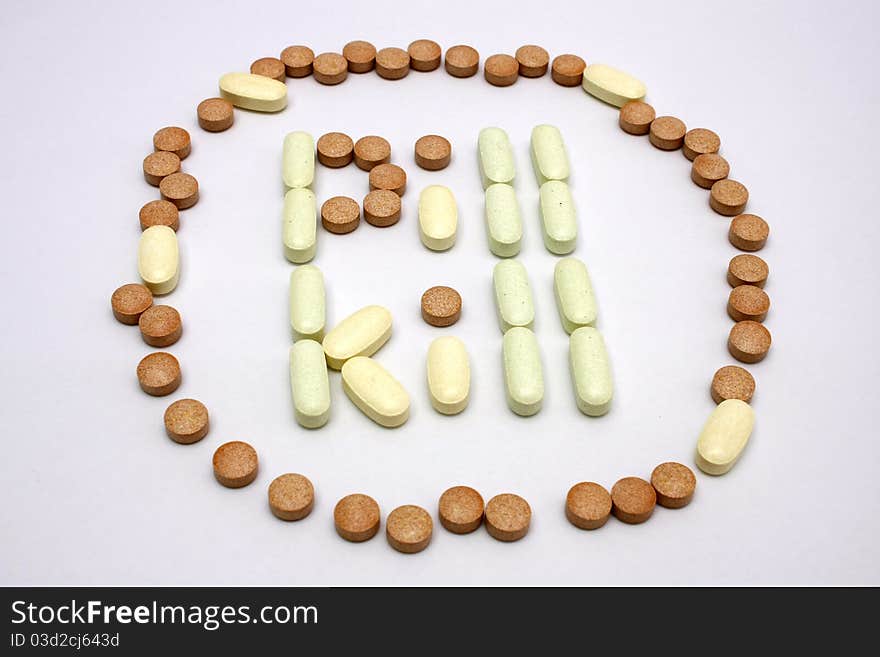 A pile of pills arranged as word pill kill.