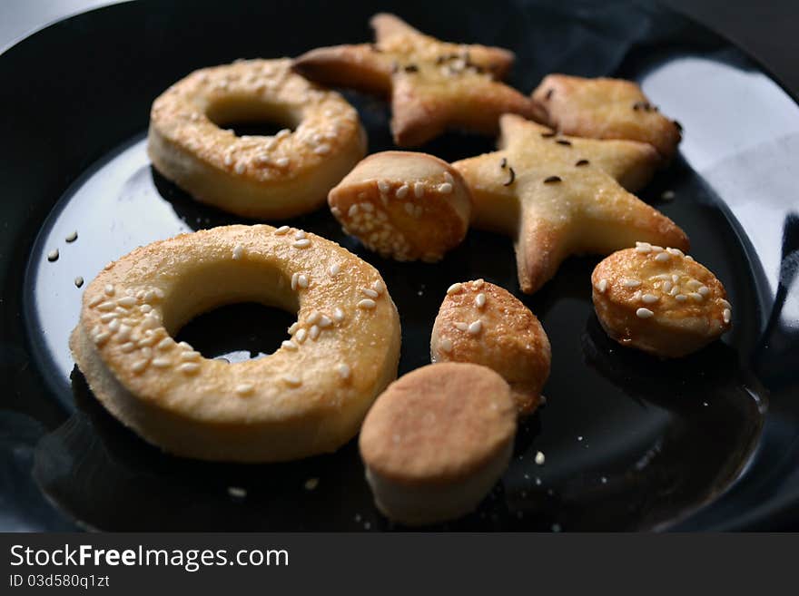 Hard pretzels on black plate