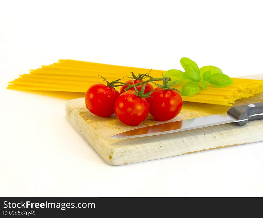 Spaghetti, tomatoes and basil