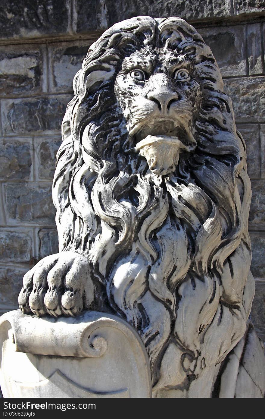 Statue of a lion at Peles Castle, Sinaia, Romania. Statue of a lion at Peles Castle, Sinaia, Romania