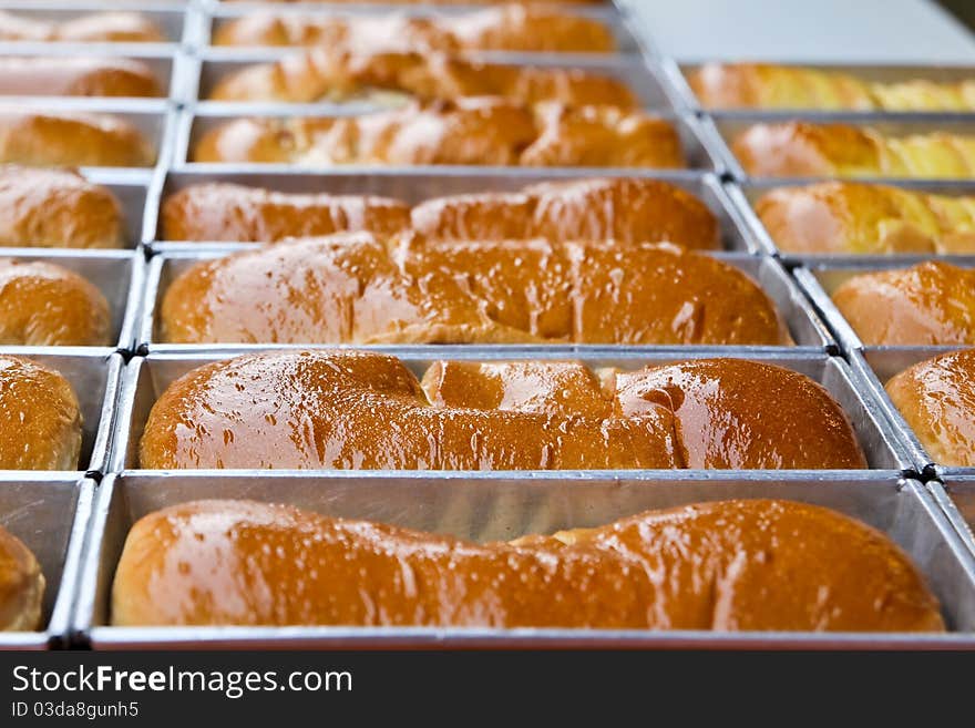 Bread is arranged in a row after completion. Bread is arranged in a row after completion.