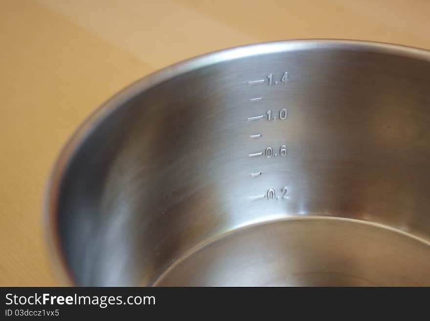 Metal measuring pot