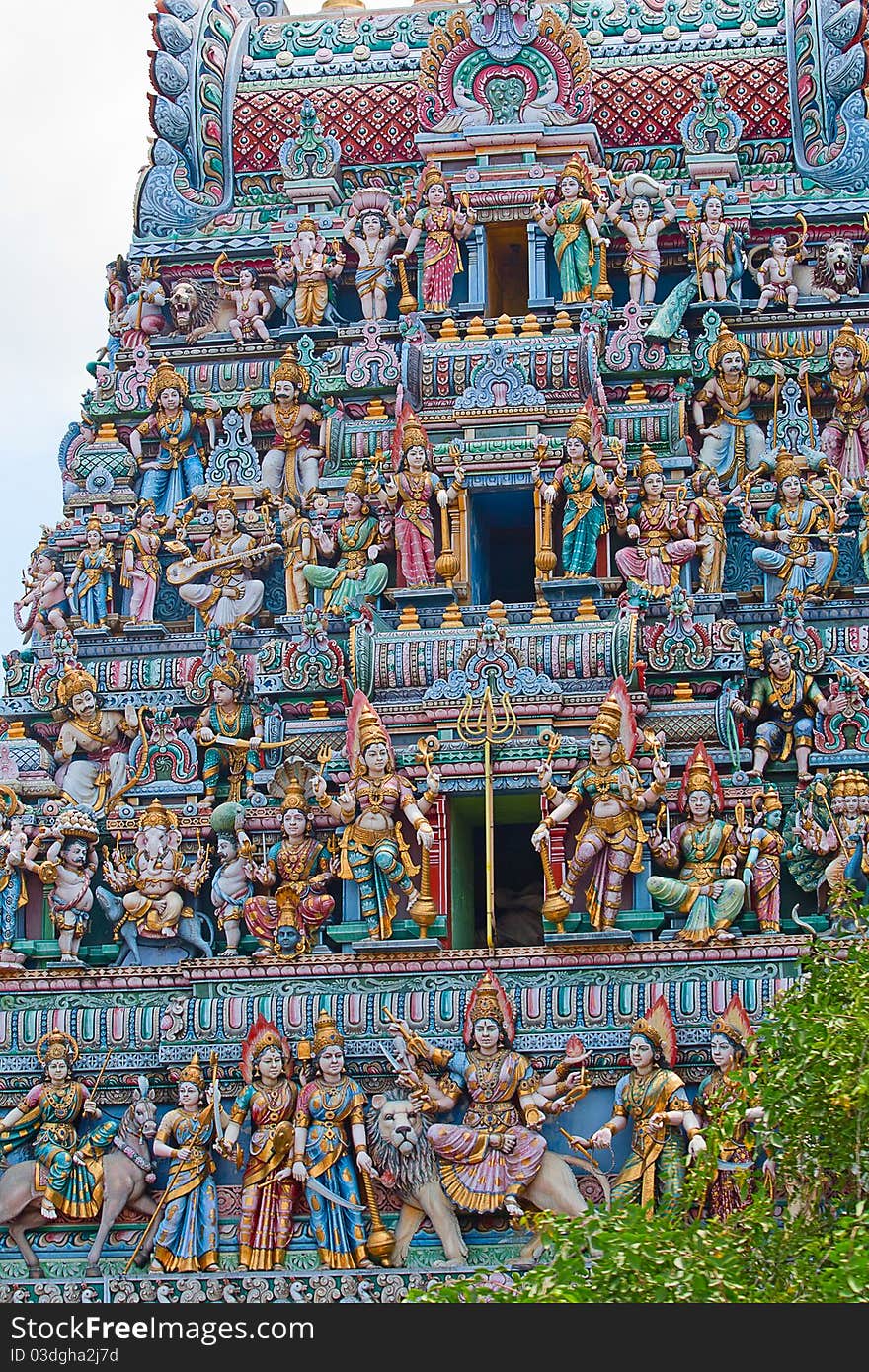 Sri Mariamman Temple is oldest Hindu temple in Singapore. Agamic temple, built in Dravidian style. Located in Chinatown.