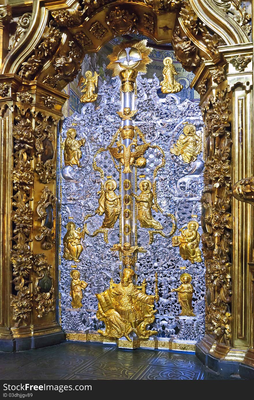 The national reserve Sofia Kiev has restored a silver imperial gate of the main altar of the Sofia cathedral. Restoration was carried out in the Polish workshops on restoration of ancient monuments in Krakow.