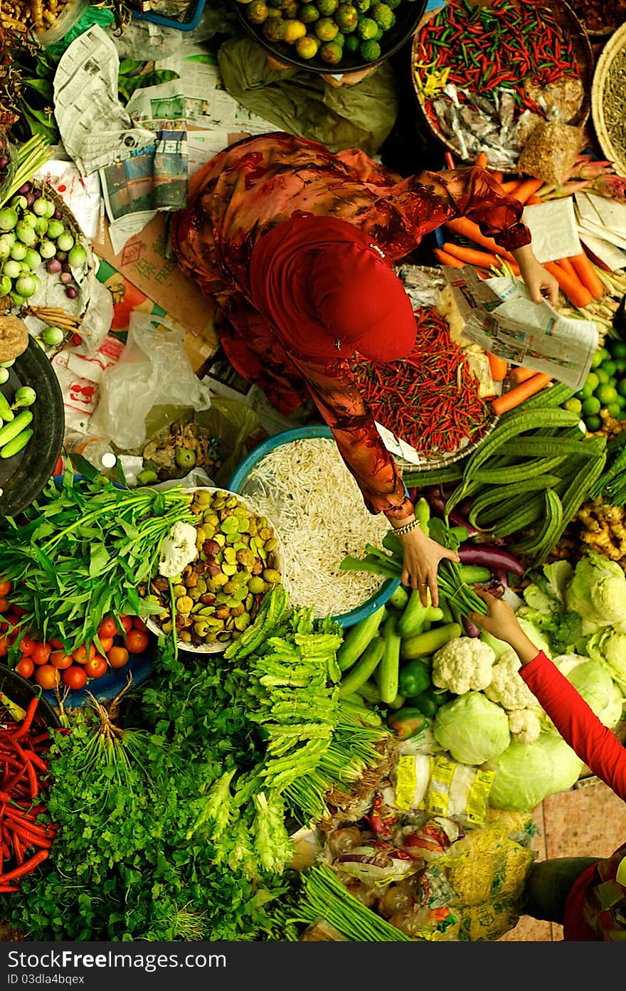 Show the woman buy vegetables in market. Show the woman buy vegetables in market