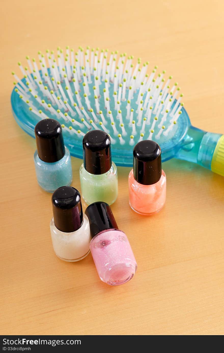 Time to Look Pretty With Mini Nail Polishes And Brush