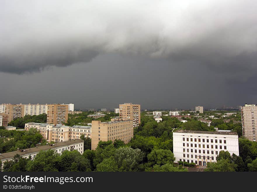 The city is approaching thunderstorm