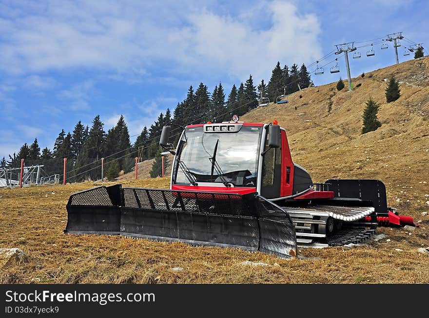 Mountain excavator for removing the snow on the ski trace