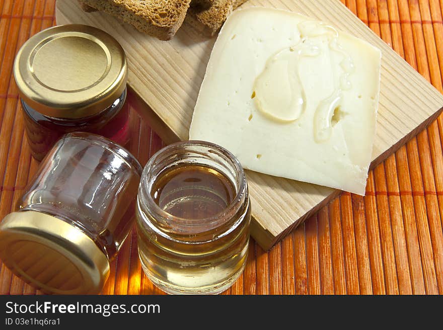 Portions of cheese and honey of different qualities