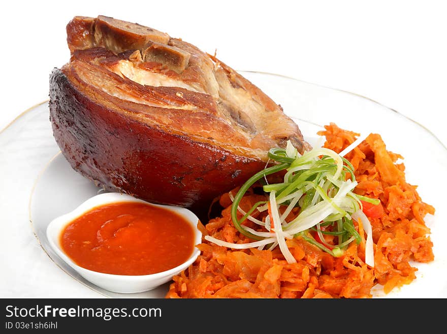 The baked pork foreshank, with carrots and green onions