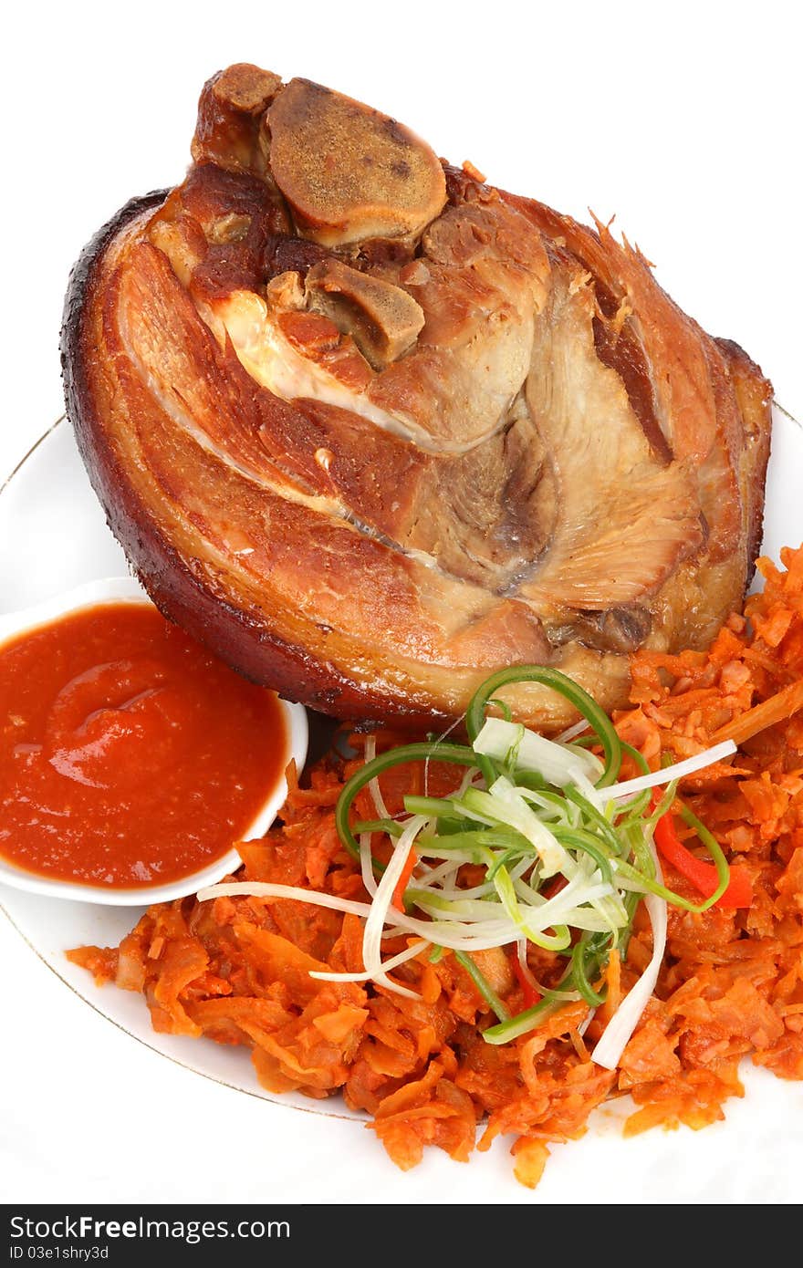 The baked pork foreshank, with carrots and green onions