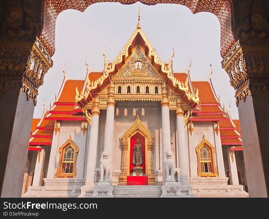 Curch of Wat Benchamabopit behind the arch