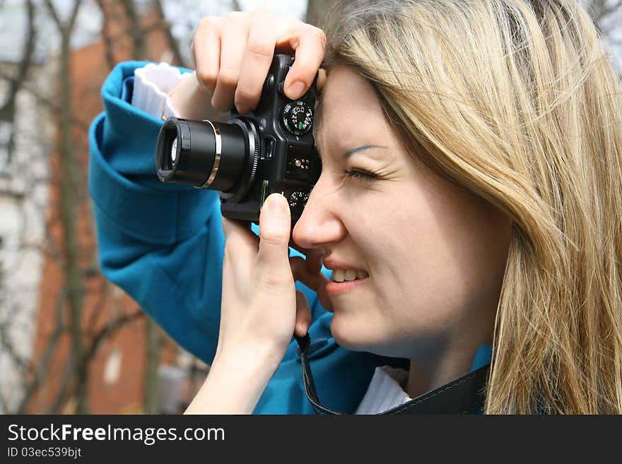 The blonde with the camera in the street. The blonde with the camera in the street