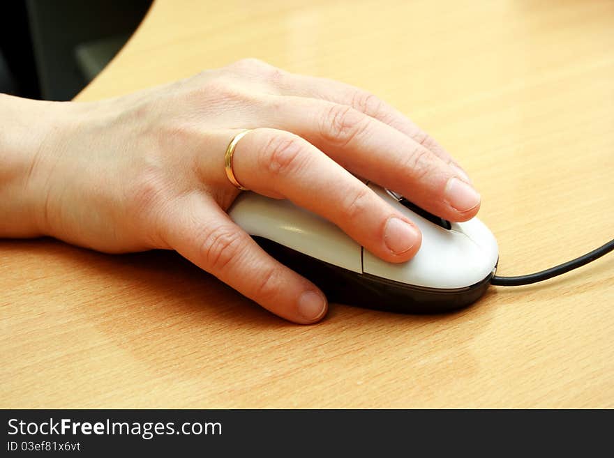 Computer mouse with hand on the table