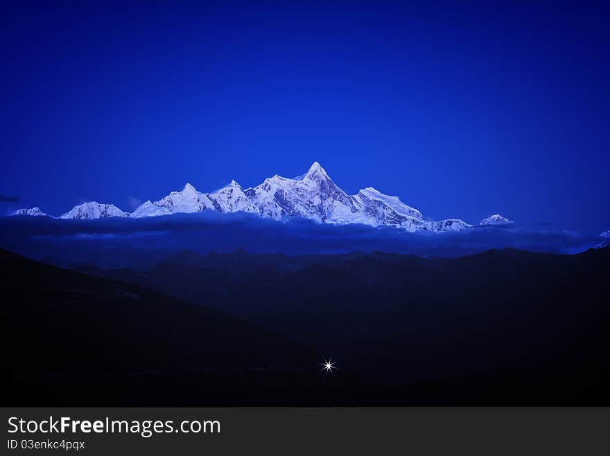 Namjagbarwa Linzhi area is the highest mountain, 7782 meters above sea level, highly ranked in the ranks of the world's 15th highest peak, but it is all in front of the 14 mountain peaks over 8,000 meters above sea level, it is Namjagbarwa peaks in the 7,000 meters the highest peak level. It has another name Wood Zhuo Baer Mountain, the huge triangular peak body snow, cloud and fog, and never easy to show their true colors, it is also known as shame women peak.