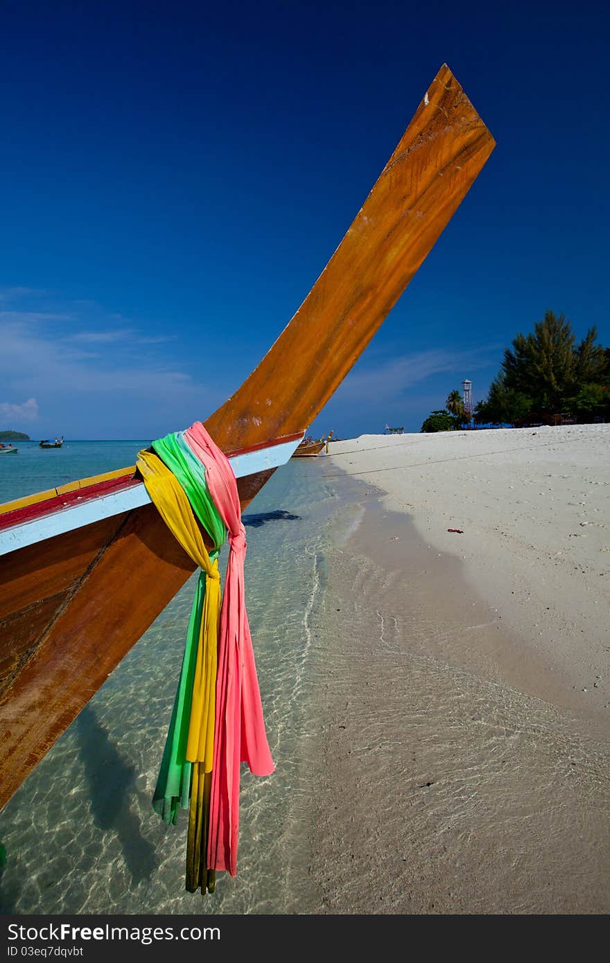 Head long tail fisherman boat