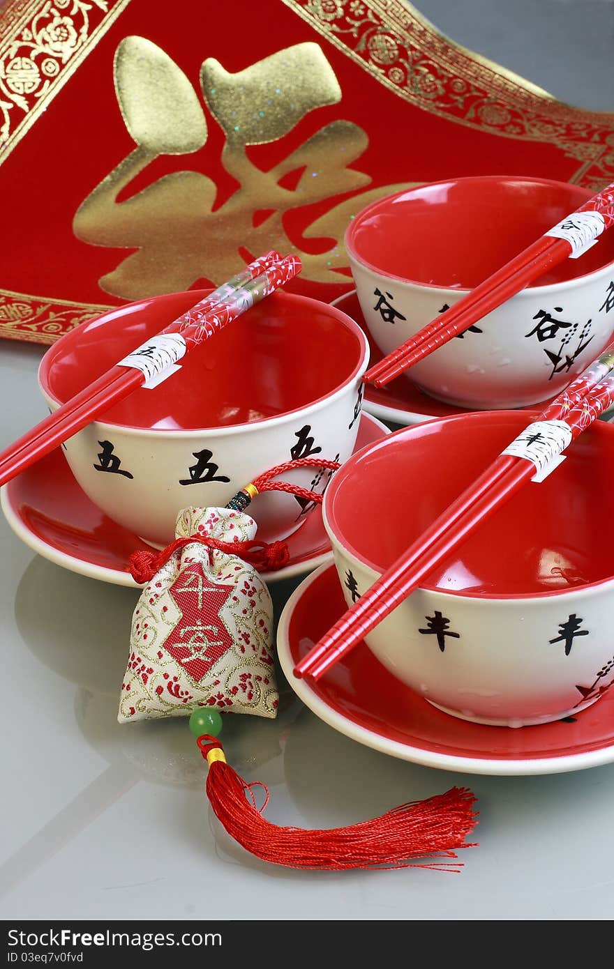 In Chinese new year,people always use red tableware to hope goodness for the future. In Chinese new year,people always use red tableware to hope goodness for the future