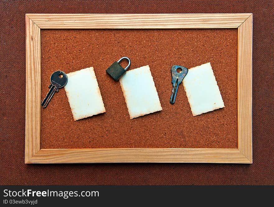 Cork board with 3 old white paper clip by old key