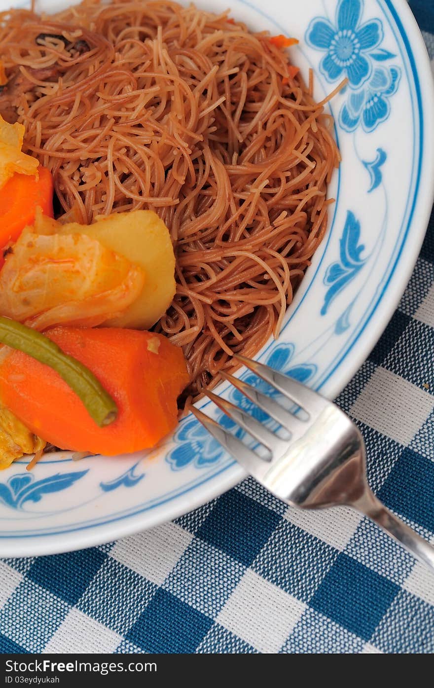 Oriental style vermicelli with spicy vegetable curry. Oriental style vermicelli with spicy vegetable curry.