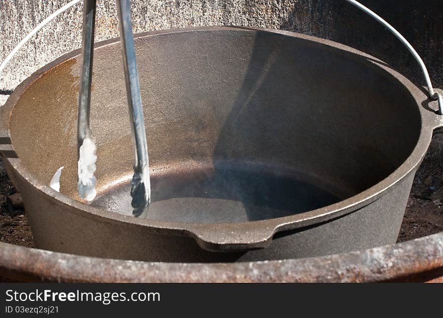 Camping dutch oven made of cast iron