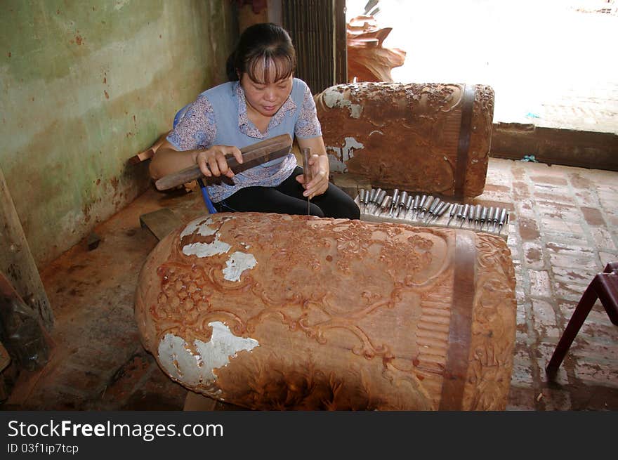 This woman carves two false bells wooden timbers enormous. This work will take several months for him to sell 140 .000.000 dong (5400 euros or 7400 dollars. This woman carves two false bells wooden timbers enormous. This work will take several months for him to sell 140 .000.000 dong (5400 euros or 7400 dollars